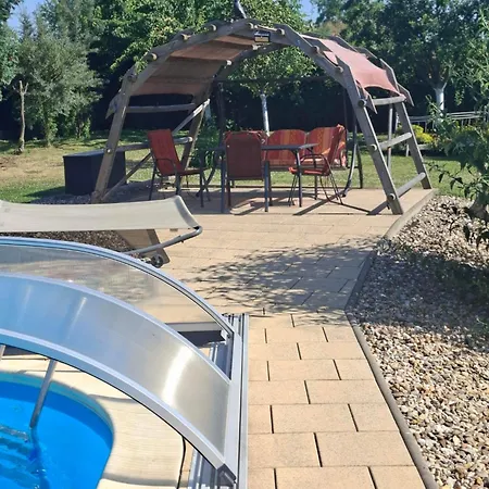 Bienwald Mit Pool Fuer 4 - 6 Personen Mit 3 Schlafzimmern Grobitz